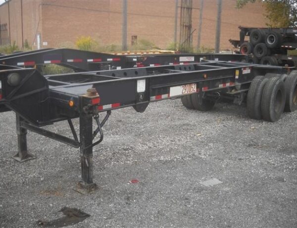 20 ft. tri-axle chassis 290052 (2) lr