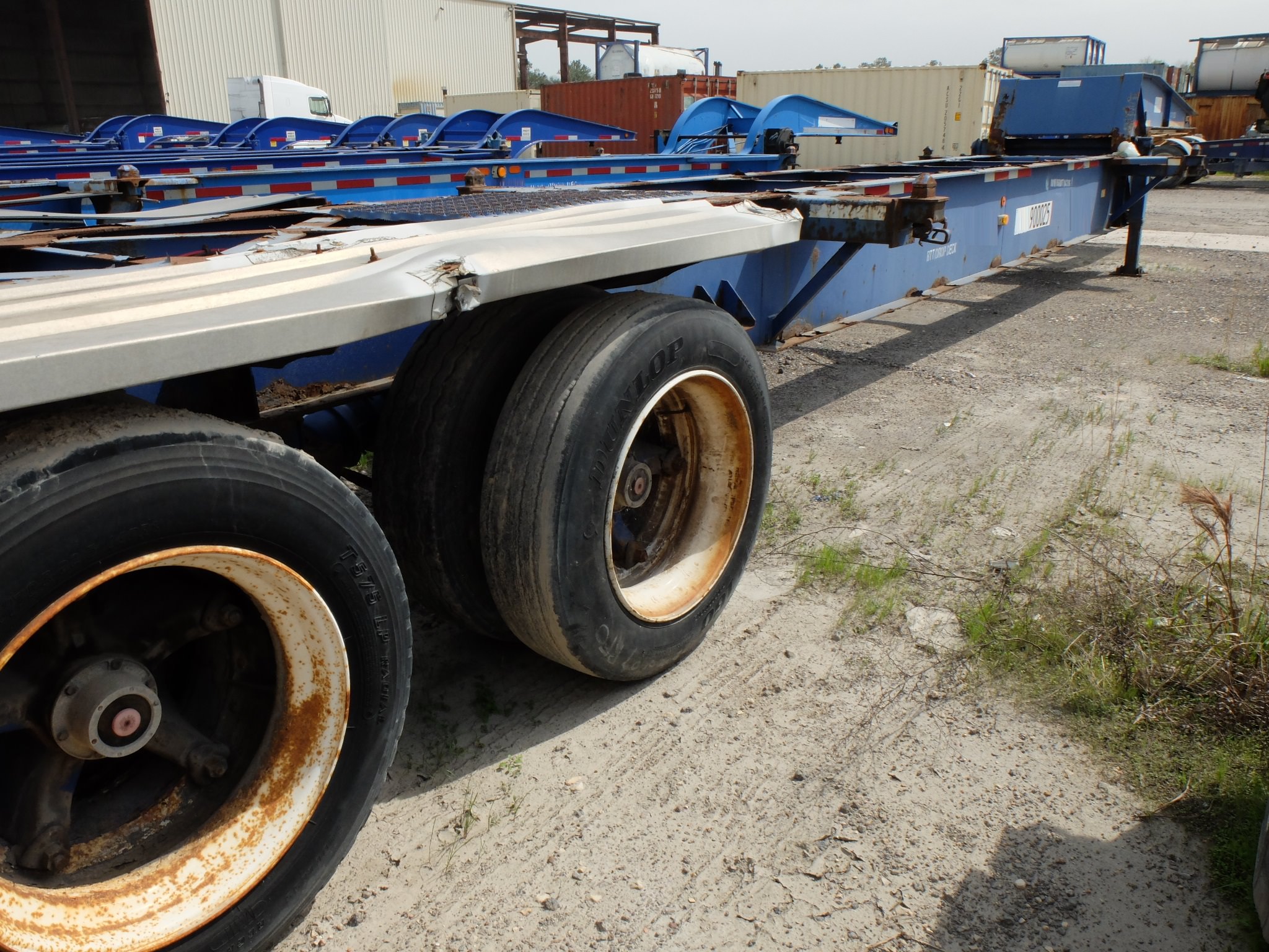 900025 closed tandem tank chassis (1) lr